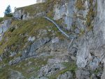 Voilà les échelles, mais je vais monter par la grotte