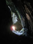 Je m'enfonce dans la grotte, vue arrière sur l'entrée.