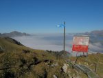 Le chemin de la montée et de la descente avec son panneau d'avertissement