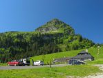 Départ depuis le col de Jaman et le grand parking du restaurant. La Dent de Jaman devant nous