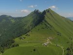 En prenant de la hauteur, on sort de la forêt et profitons de la vue sur Les Verraux