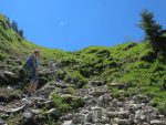 Le sentier zigzague dans ce couloir