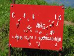 Tout fout le camp ! Panneau qui disait que le sentier est dangereux et qu'en cas de problème, c'est notre faute !