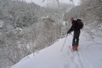 On dévie du couloir de droite, couleur de gauche devant nous avec ses barres rocheuses