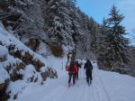 Juste avant 1400m, je prends le chemin d'été sur la gauche, en suivant ces skieurs