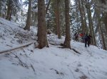 On rentre dans la forêt et le chemin est trop peu enneigé, donc on porte les skis dans un terrain pentu, j'y ai laissé de l'énergie dans cette montée !