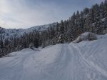 La cabane est sur la crête au loin