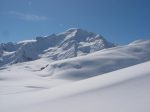 Le Petit Combin et des traces qui montent sur la crête du Laget