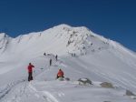 Je marque une pause sur un de ces cailloux avant d'attaquer la belle pente finale. Il y a foule !