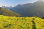 Je quitte le chemin de la montée pour partir tout droit en bas. Jusqu'ici il y a un sentier ...