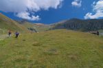 Sur la droite le chalet du Pt2490, plan Levri et le Pas de Lona bien visible sur la crête, avec ses nombreux cyclistes