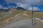 La croix du Pas de Lona. Les Becs de Bosson dans l'ombre