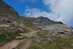 Le sentier monte dans ces éboulis.