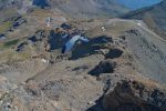 La descente par la crête O, peu engageant. La photo ne restitue pas bien l'ambience. La cabane au fond. Je suis resté au maximum sur la crête à droite