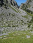 Le chemin descend bien. Il y a un chemin à flanc de coteau, sur la gauche qui rejoint le col de Base