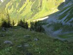 On passe au col du P1715, sous la Tête de la Minaude, où nous redescendons pour quitter le chemin officiel au P1620 (sur la photo entre ombre et lumière)