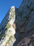 Au col (P2134) on regarde sur la droite et nous voyons le mur (dièdre rocheux) où il faut monter. Labande parle de "peu engageant" et c'est un euphémisme. On a pensé à faire demi-tour !