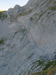 En baissant la tête, on voit des traces dans une large vire, que nous allons suivre ! C'est une erreur, il faut monter sur la droite dans du II herbeux/rochers. J'ai mal interprété le mot "épaule" de mon topo anglais. Depuis j'ai compris ce qu'est une épaule en montagne !