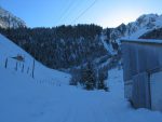 Depuis le bas du monte-charge, on part dans le près pour Les Maulatreys