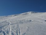 On tourne à droite, j'ai pris l'option de la trace de gauche, grossièrement le chemin d'été. La trace à un endroit était raide !