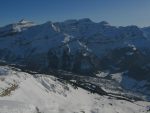 Vue sur le village des Diablerets, quelques traces (peu visibles sur la photo) de descente dans cette face S