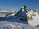 Les trois bernoises au fond et la Cape au Moine. Jolie descente !