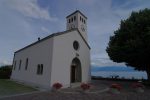 Le temple de Bougy-Villars, fermé. Un numéro de Natel est affichée pour une éventuelle visite