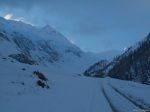 Départ après le village de Ferret, là où la route n'est plus praticable en voiture, ie où le Torrent des Ars coupe la route (environ 1750m). On va suivre en ski la route devant nous.