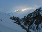 On va suivre ce long vallon, rive droite (gauche de la photo, il y a deux skieurs devant moi qui vont au Grand-Saint-Bernard)
