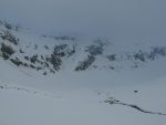 Le vallon fait un coude et il faut traverser le ruisseau au pont (pas visible) vers le centre de la photo pour changer de rive.