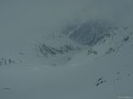 Le couloir au N, vers le Planfin des Revers, pour rejoindre La Peule. Je pense le prendre mais la visibilité trop mauvaise me dicte de l'éviter. J'ai juste cette éclaircie pour prendre une photo, puis la brume est revenue !