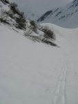 On suit les traces de la montée avec une neige bien transformée