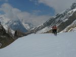 J'ai rencontré ces skieurs qui ont tenté le Grand Golliat mais vu le temps, ils se sont arrêtés au col. La veille ils sont montés à l'Aiguille des Angroniettes et j'ai donc suivi leur trace !