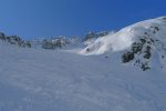 La montée est longue. En haut au centre le couloir NE