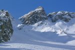 Le couloir NE à gauche, à droite on voit un skieur descendre le couloir d'à côté