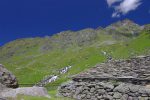 L'Ecurie du Crêt 2298m et ses abris en pierres. On voit le chemin d'où on vient (vers le bas) et celui qui nous emprunterons pour la suite (vers le haut).