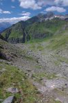 On rejoint le bas du vallon, le col du Bec d'Aigle est en face de nous. Et au fond le Bec Termin