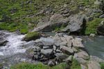 On traverse le ruisseau sur ce pont de fortune pour monter au col du Bec d'Aigle