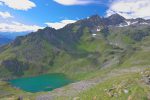 La vue sur le lac de Louvie est superbe, le chemin est un peu raide au début.