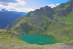 On profite de cette descente pour admirer la couleur turquoise du lac.