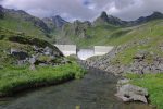 La digue du barrage de Louvie