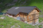 Vue arrière de la cabane de Louvie