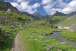 Vue arrière sur la cabane et la digue de Louvie