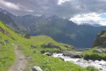 Le chemin est encore plat, on voit la prise d'eau sur la Dyure de Louvie