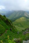 D'autres marcheurs finissent de monter le couloir La Cheminée, au-dessus du Col de Graydon, pentu le couloir