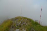 Premier sommet, non mentionné sur la carte IGN. Bizarre le piquet rouge
