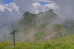 Sommet de la Pointe de Haut Béné (2215m), vue sur la crête parcourue. Le troisième passage est tout à droite, l'à pic