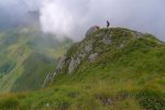 Le couple descend déjà, je reste pour ma pause. Vue sur la crête en contrebas, pour plus tard