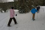 Au niveau de la route, nous bifurquons à gauche (en haut à droite sur la photo, on vient du fond)