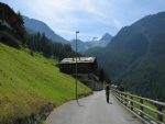 Le Riedgletscher tout en haut, nous y passerons dessus, la route est longue avant